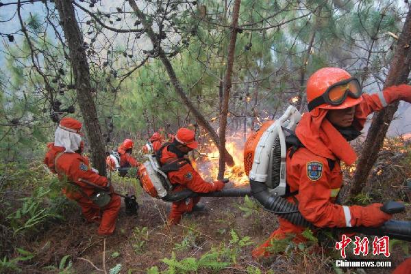 云南隆阳山火已烧三天 4500人参与扑救