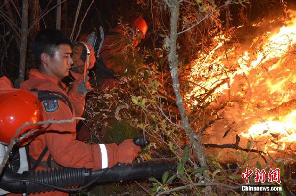 云南隆阳山火已烧三天 4500人参与扑救
