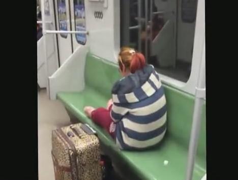 女子地铁躺卧吼电话挖鼻孔 网友：无法直视(图)