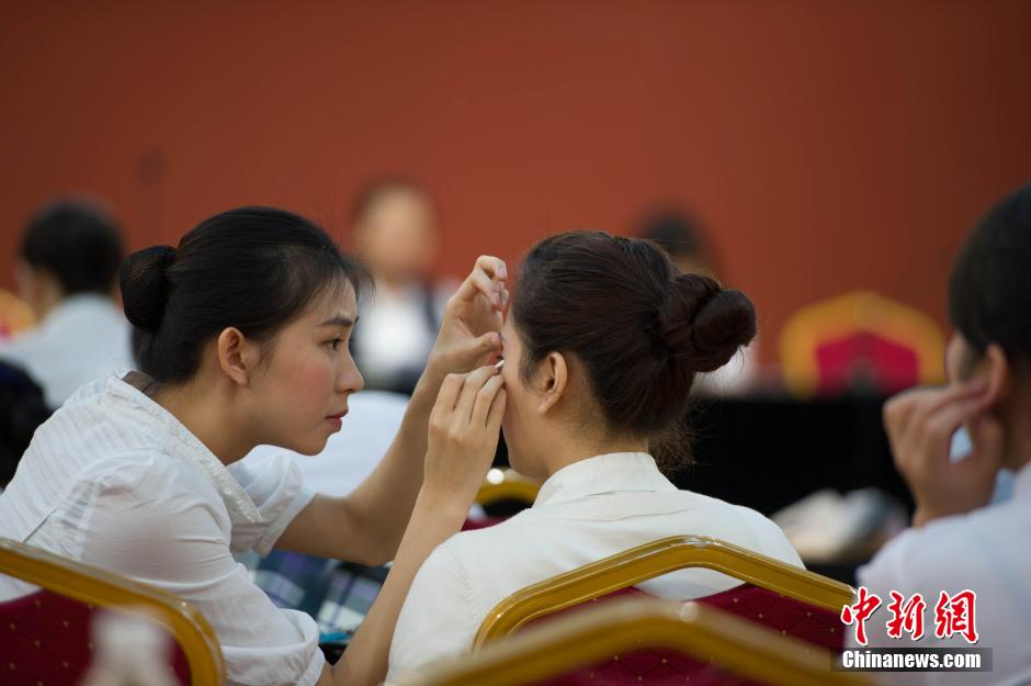 深航招聘空乘 在校生与求职者“同台竞技”