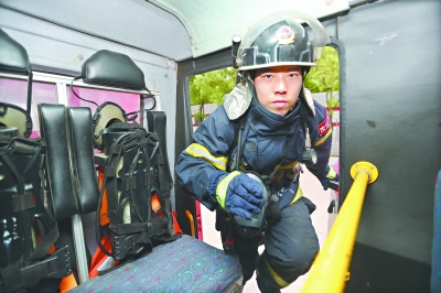武汉一消防员抱喷火煤气罐被拍 被赞“抱火哥”