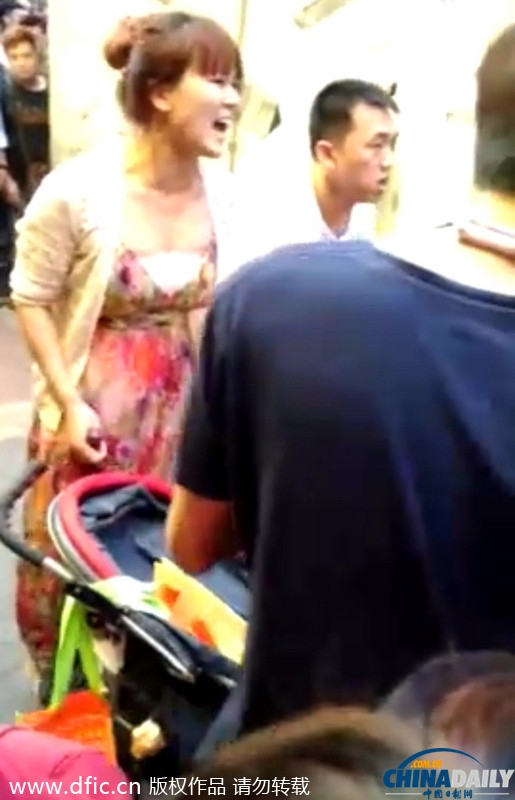 孩子香港街头小便 大陆父母与港人激烈冲突[1