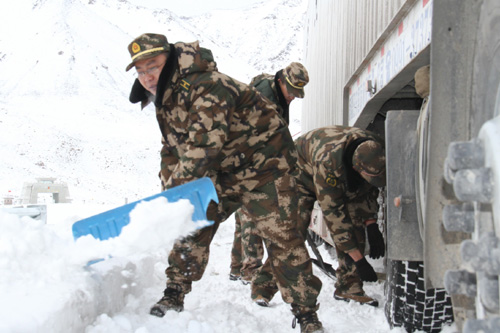 暴风雪中海拔5100米的跨国营救