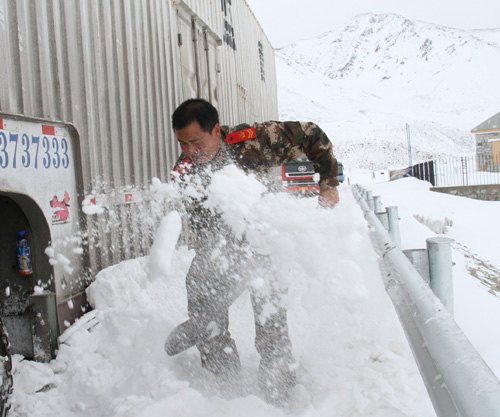 暴风雪中海拔5100米的跨国营救