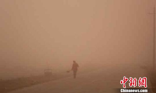 新疆兵团团场现狂风沙尘天气 能见度不足20米