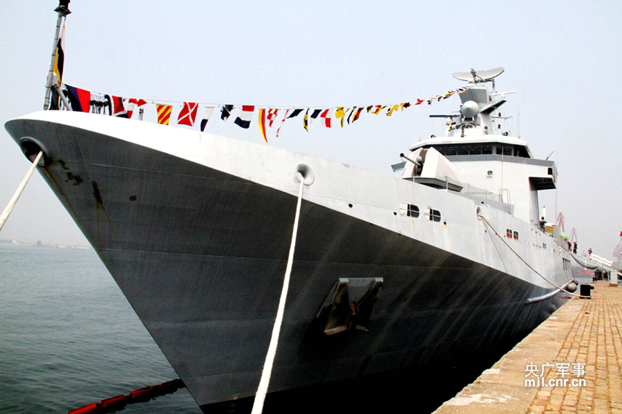 “海上合作—2014”联合演习的中外军舰向民众开放