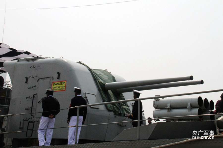 “海上合作—2014”联合演习的中外军舰向民众开放