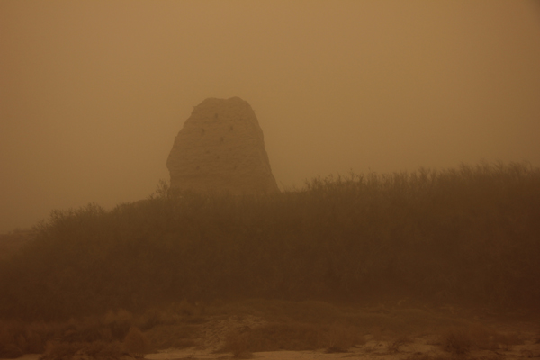 甘肃省瓜州县遭遇强沙尘暴 全县红色预警紧急动员