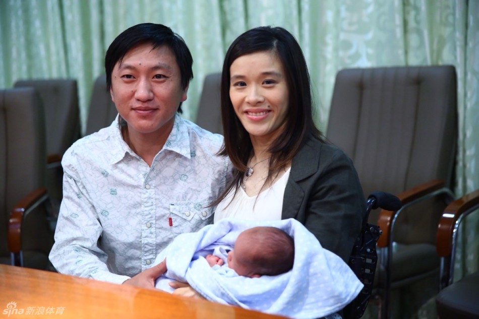 桑兰与丈夫黄健带宝宝与媒体见面