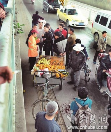 武汉一城管协管员劝阻占道被水果摊主砍伤