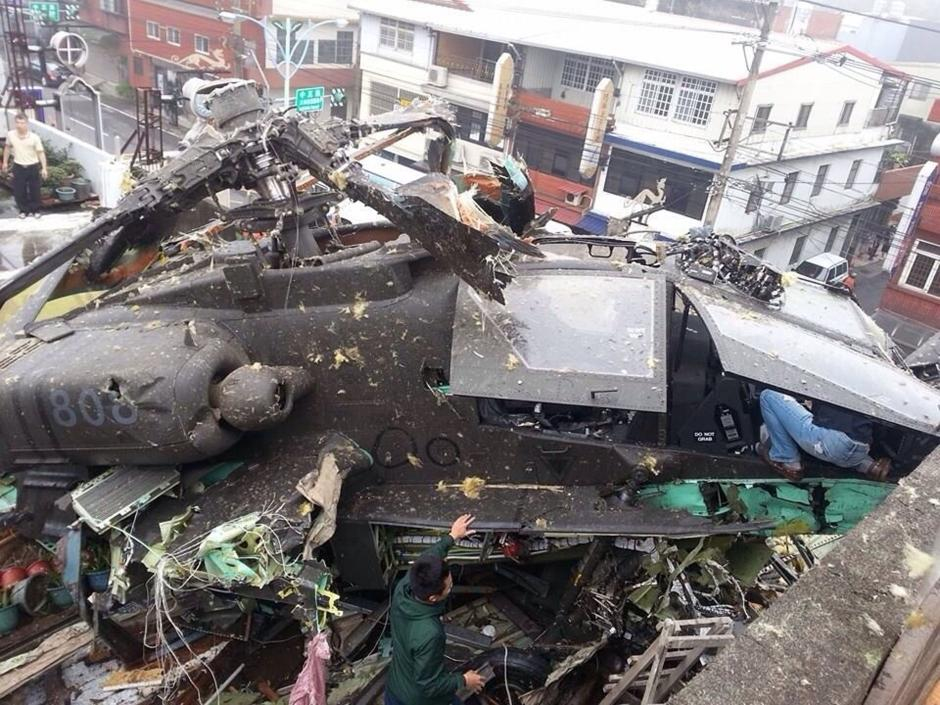 台军一架阿帕奇直升机坠毁在民宅屋顶