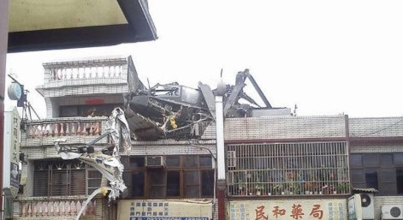 台军一架阿帕奇直升机坠毁在民宅屋顶