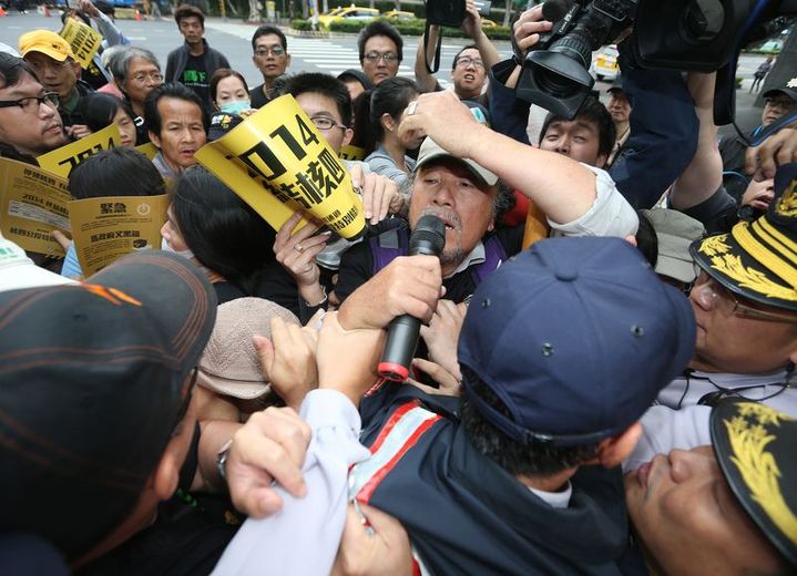 台湾再爆警民冲突 反核民众包围“立法院”