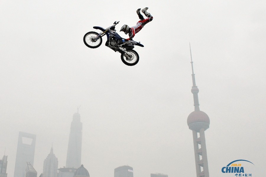 上海外滩上演极限摩托秀 飞跃陆家嘴天际线