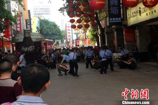 广州发生群殴事件 警察鸣枪制止未造成人员伤亡