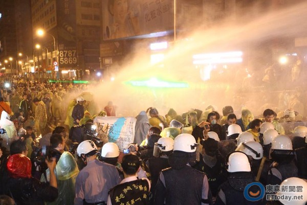 台北警方强制驱离反核民众 冲突致警民受伤