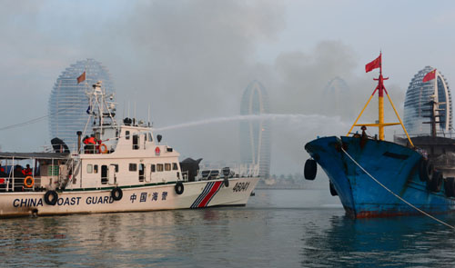 三亚渔船海上清晨突发火灾 海警海事消防联合救援