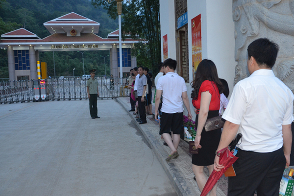 云南天保边检站为12名越南籍旅客提供“延时通关”服务获好评