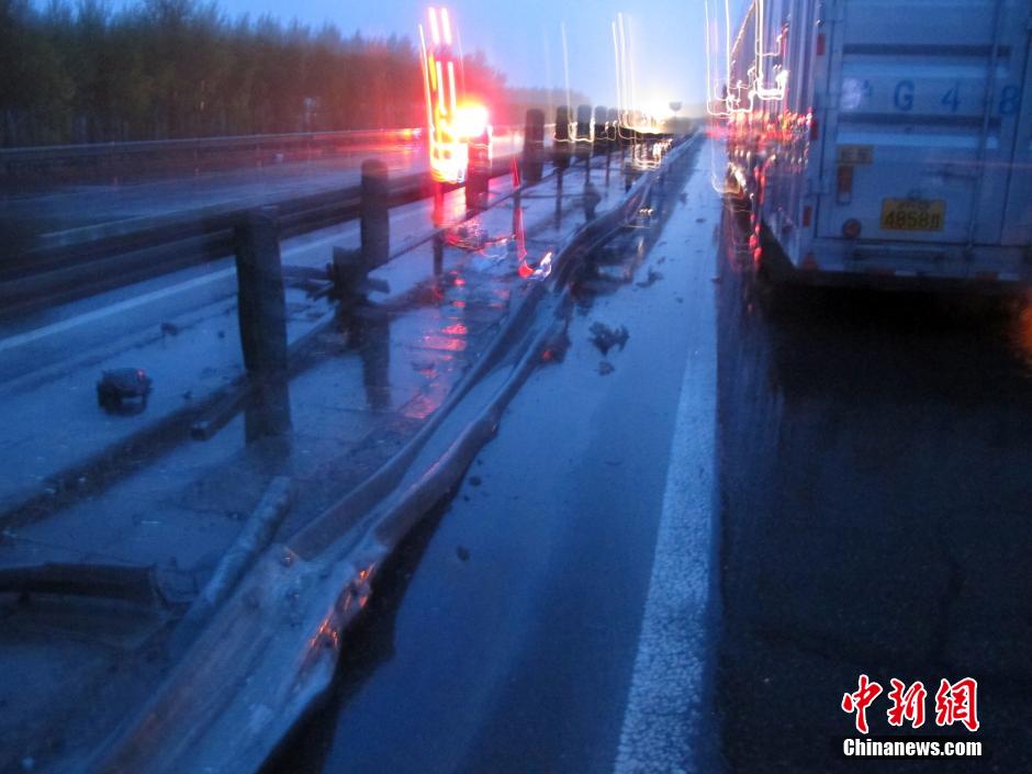 京哈高速发生交通事故 致1名救援人员死亡