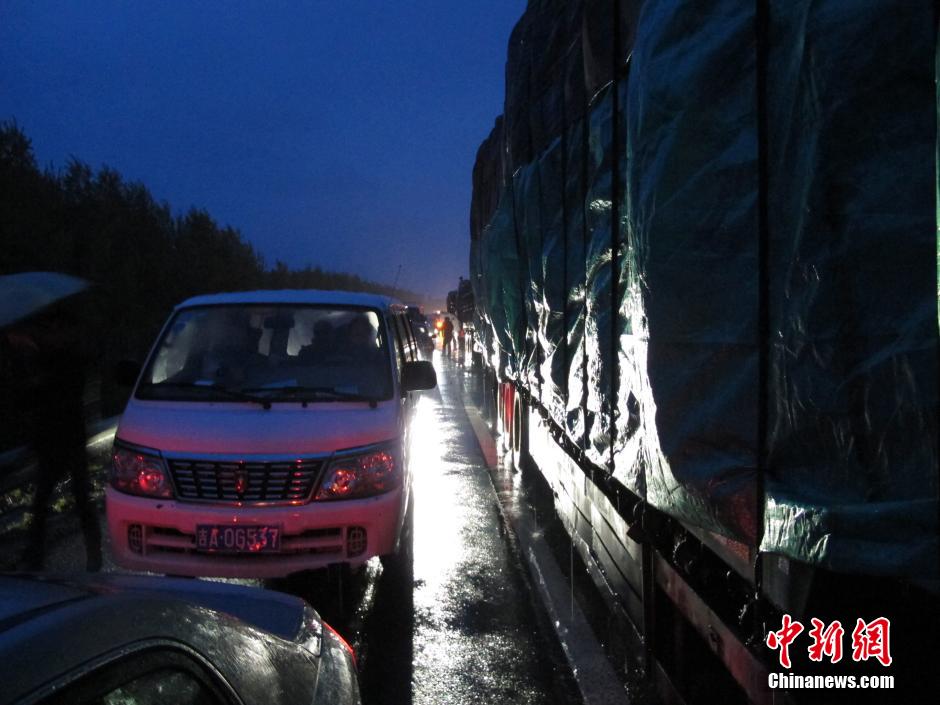 京哈高速发生交通事故 致1名救援人员死亡