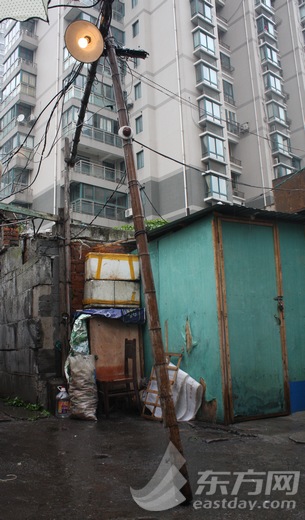 虹口倒楼引出谜团：神秘拆迁队长出租违建房