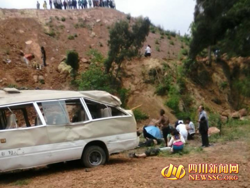 四川载21名学生中巴车翻下悬崖 伤亡情况正在核实