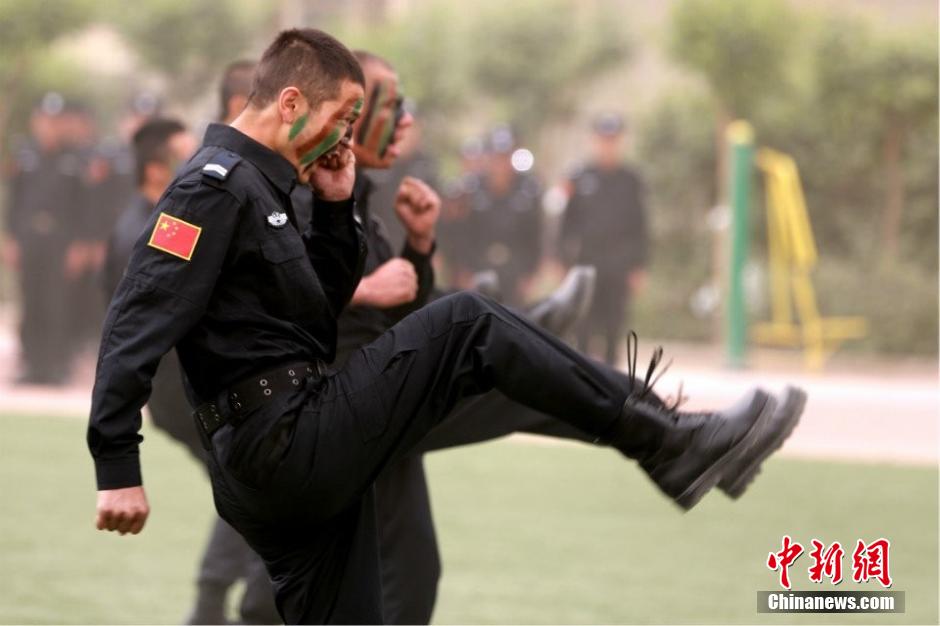 新疆和田328名新警进行实战演练