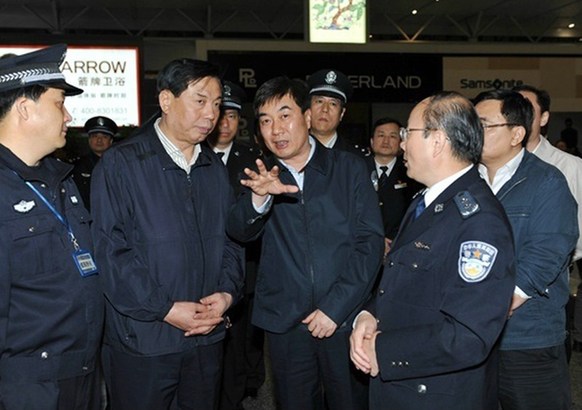 公安部两名副部长夜查京沪火车站 部署安保