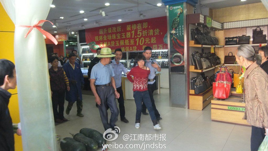 江西黎川县一女子在超市持刀刺伤4名购物群众