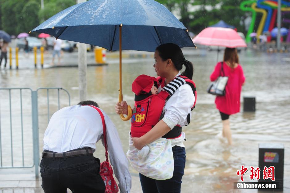 深圳遭遇2008年以来最大暴雨 2000辆汽车被淹