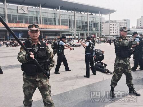 成都公安站前分局成立反恐小组 配79式冲锋枪