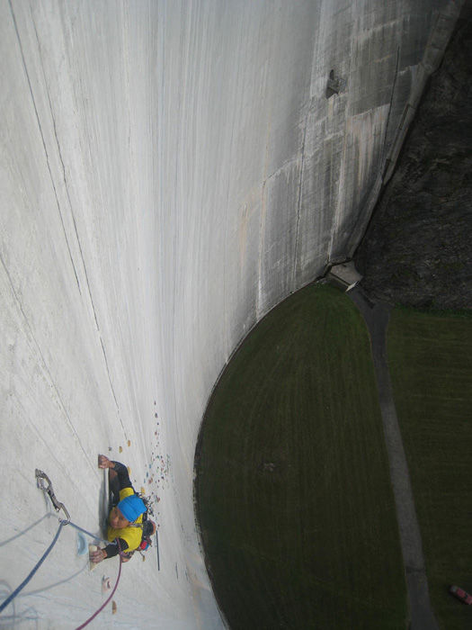 世界最高攀岩墙 由165米高堤坝改建[组图]