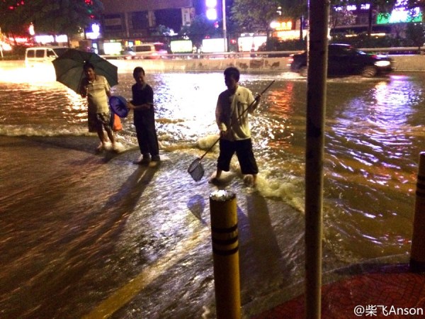 南方多地暴雨湘桂超60万人受灾 深圳成“水城”