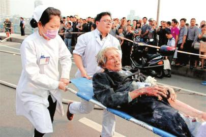 四川宜宾公交爆燃致1死77伤 纵火者点燃布口袋