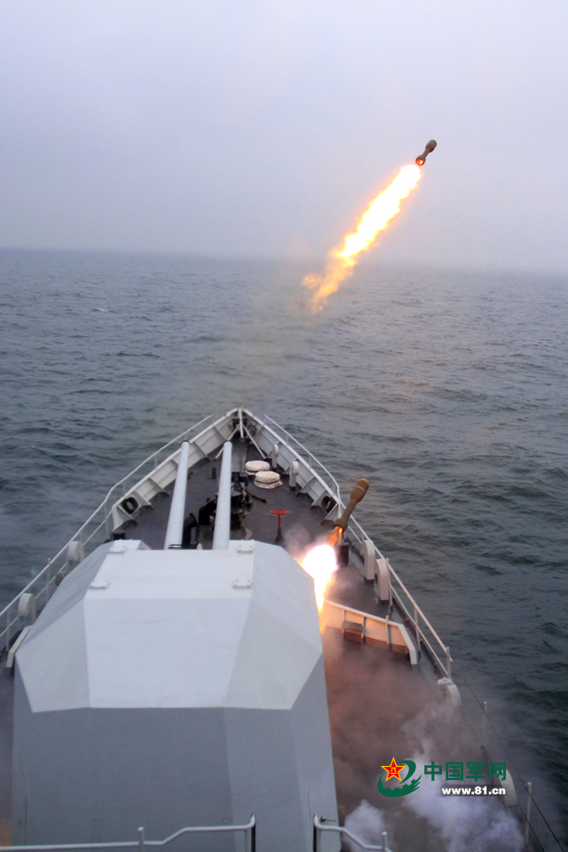 东海舰队练攻潜 舰炮火箭深弹猛烈攻击