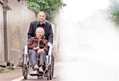 敬老院里姐弟恋：89岁老妇嫁给66岁老翁(图)