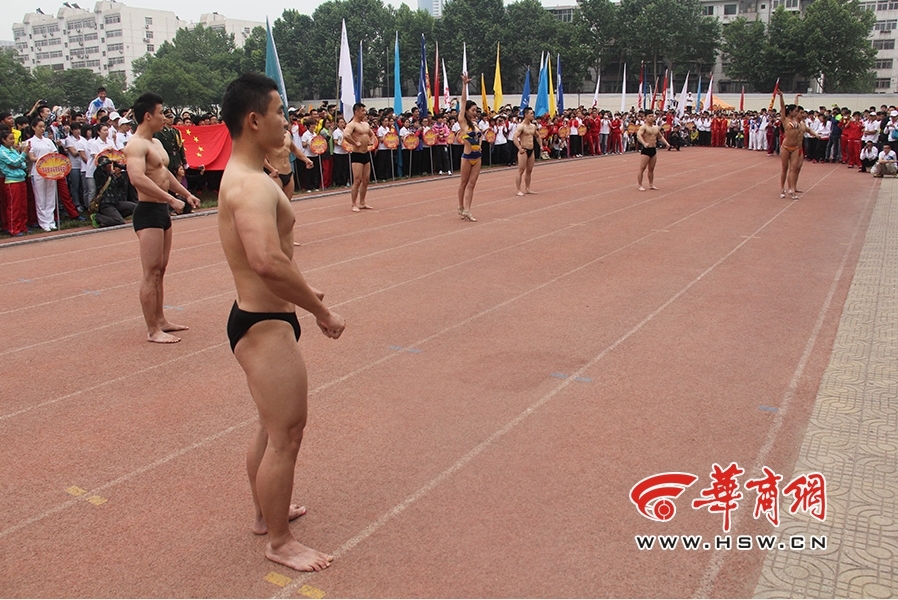 陕西大学生运动会开幕式 女生穿比基尼表演