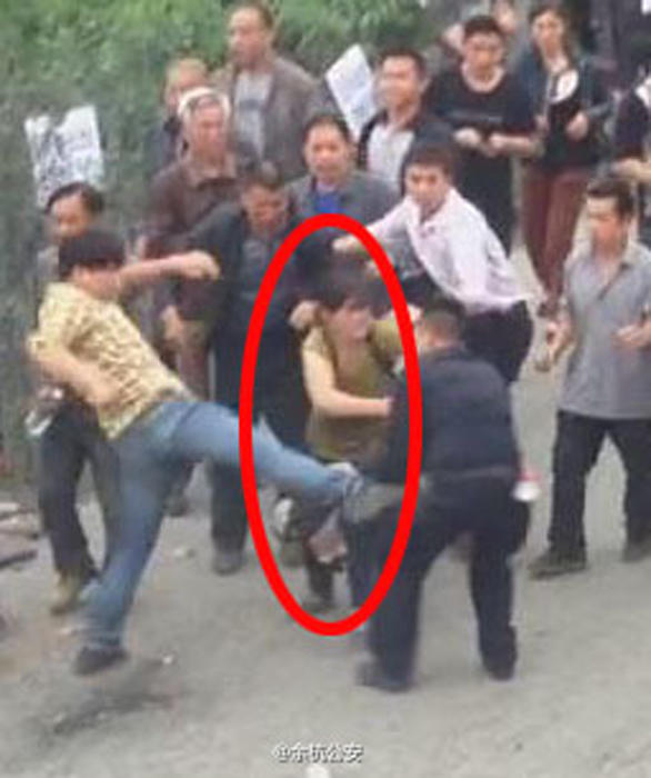 余杭警方公开发布民众打警察画面