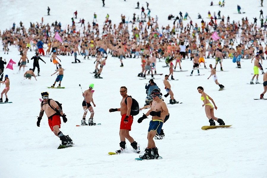 俄罗斯千人“裸体滑雪”欲破世界纪录[组图]
