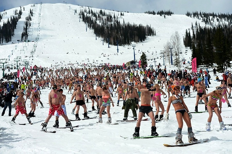 俄罗斯千人“裸体滑雪”欲破世界纪录[组图]