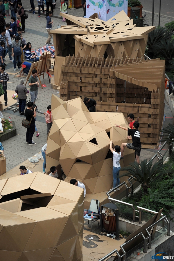 重庆：大学生搭纸板房 造型奇特建梦幻空间
