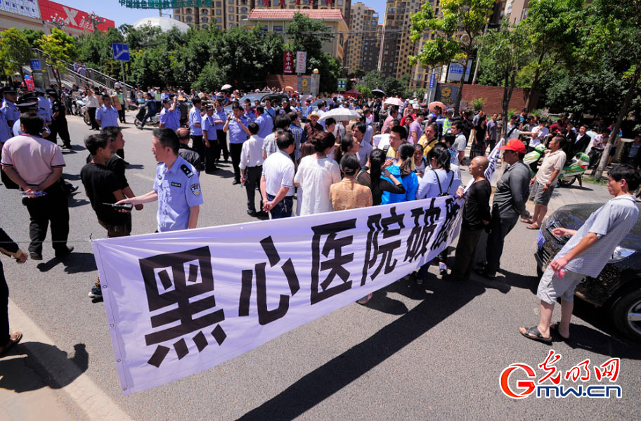昆明：产妇医院身亡家属抗议 受警察驱离