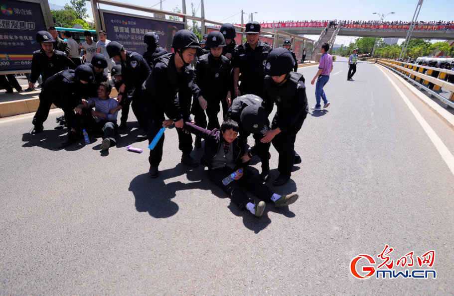 昆明：产妇医院身亡家属抗议 受警察驱离
