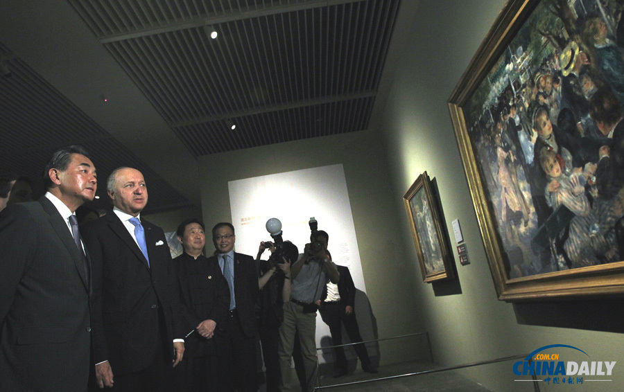 王毅陪同法国外长法比尤斯参观纪念中法建交五十周年特展