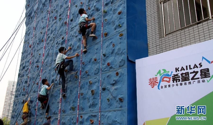 全国青少年攀岩推广活动在成都举行[组图]