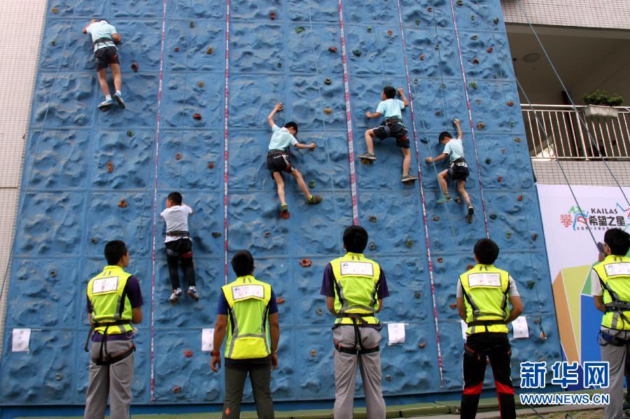 全国青少年攀岩推广活动在成都举行[组图]
