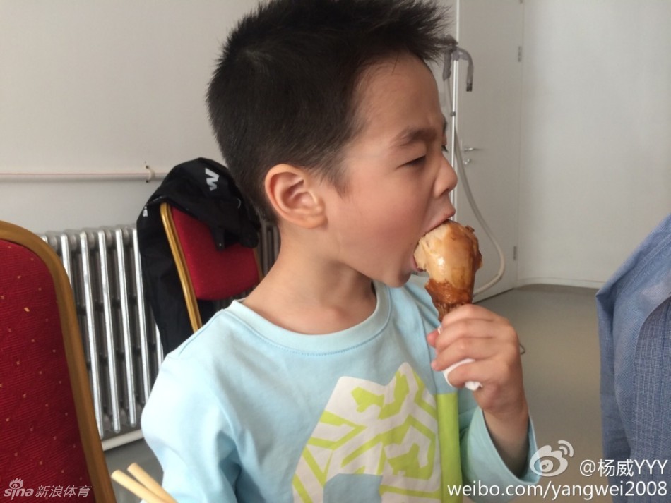 杨威爱子狂啃鸡腿睡相销魂