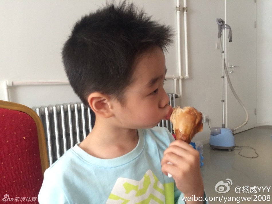 杨威爱子狂啃鸡腿睡相销魂