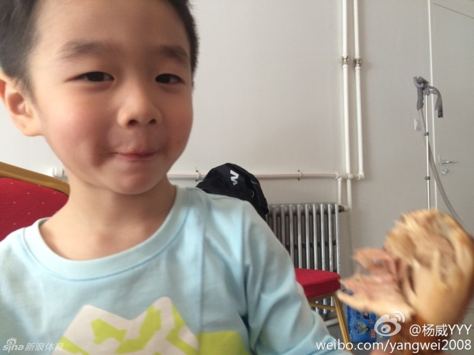 杨威爱子狂啃鸡腿睡相销魂