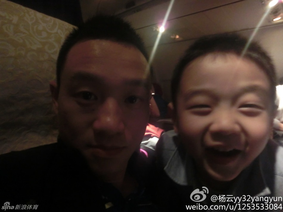 杨威爱子狂啃鸡腿睡相销魂